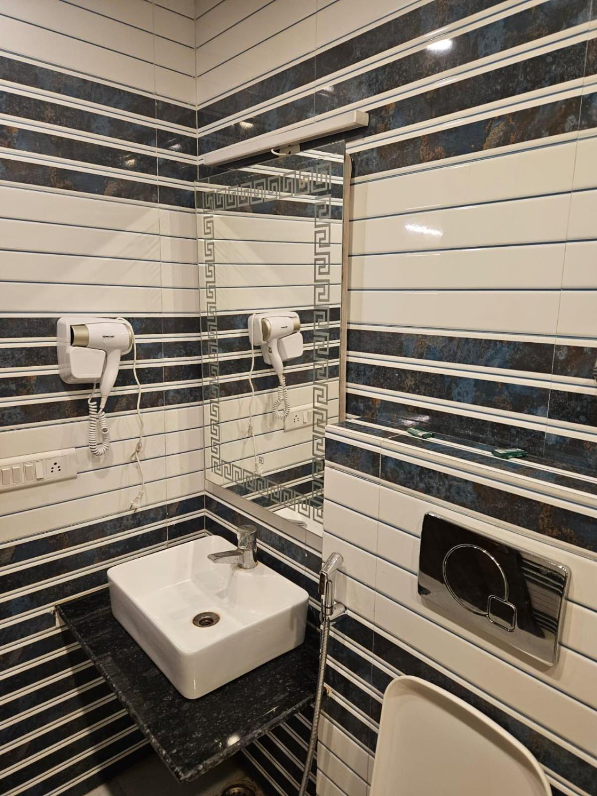 Hotel O Delhi, Near Karol Bagh Main Market And Metro Station New Delhi Exterior photo
